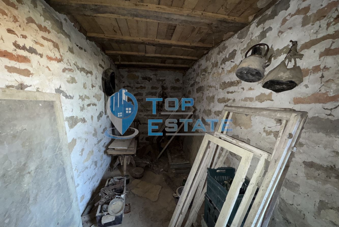 Тухлена къща с кладенец в с. Козаревец, област Велико Търново - 0