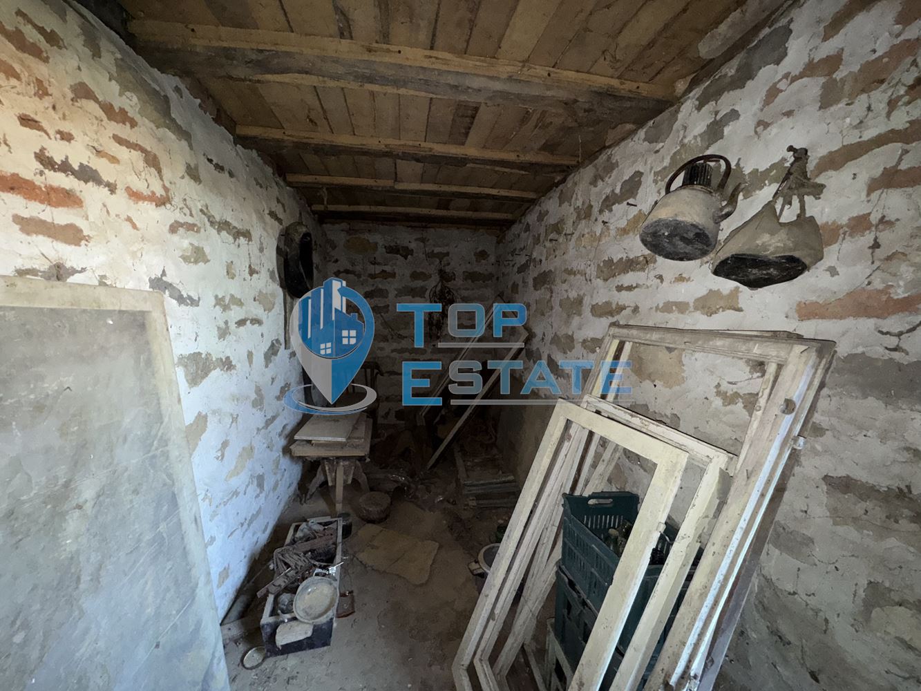 Тухлена къща с кладенец в с. Козаревец, област Велико Търново - 0