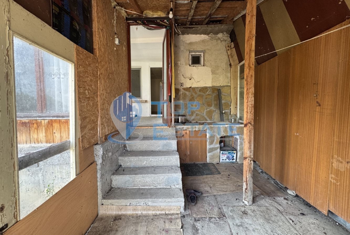 Тухлена къща с кладенец и стопански постройки в село Драганово, област Велико Търново - 0