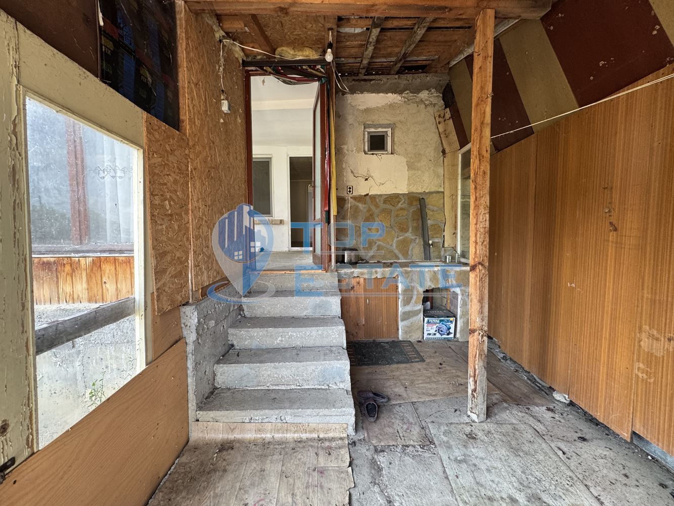 Тухлена къща с кладенец и стопански постройки в село Драганово, област Велико Търново - 0