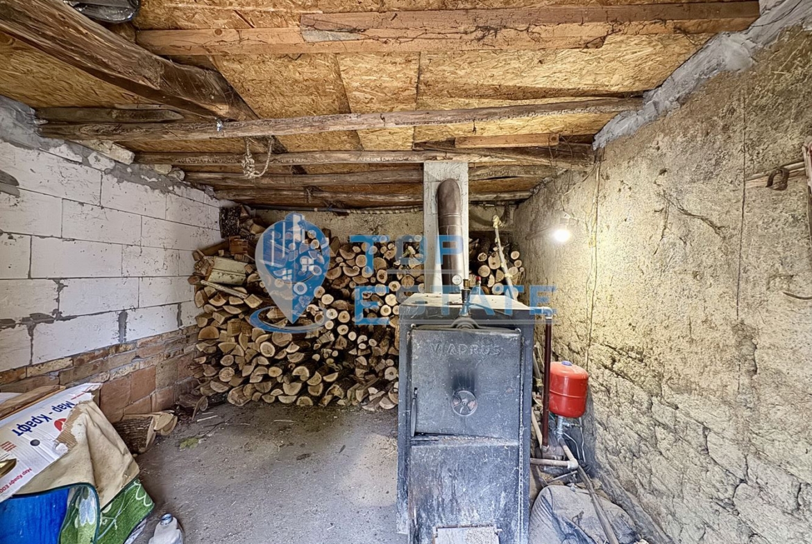 Двуетажна тухлена къща с кладенец и допълнителни постройки в село Недан, област Велико Търново - 0