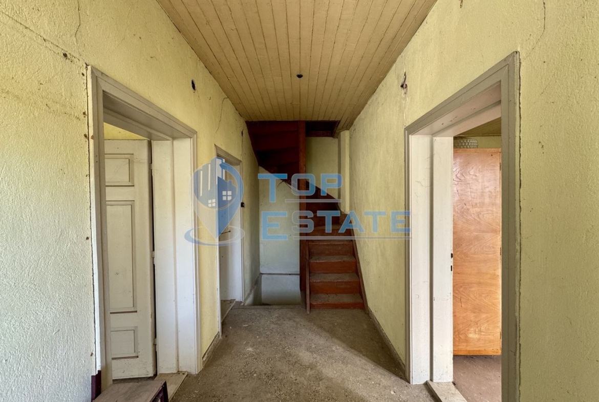 Двуетажна тухлена къща с кладенец и гараж в село Водолей, област Велико Търново - 0