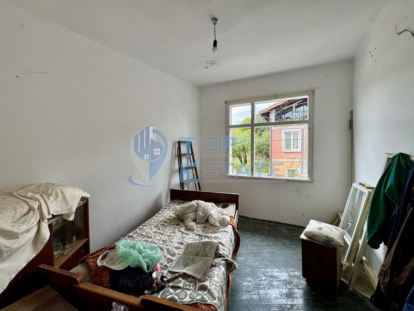 Голяма двуетажна тухлена къща в село Янтра, област Габрово. - 0