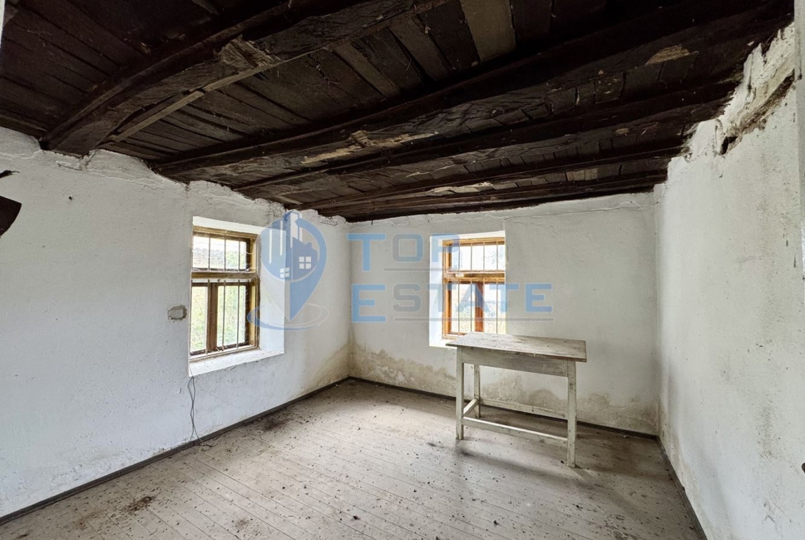 Двуетажна тухлена къща с допълнителни постройки и голям двор в село Караиванца, област Габрово. - 0