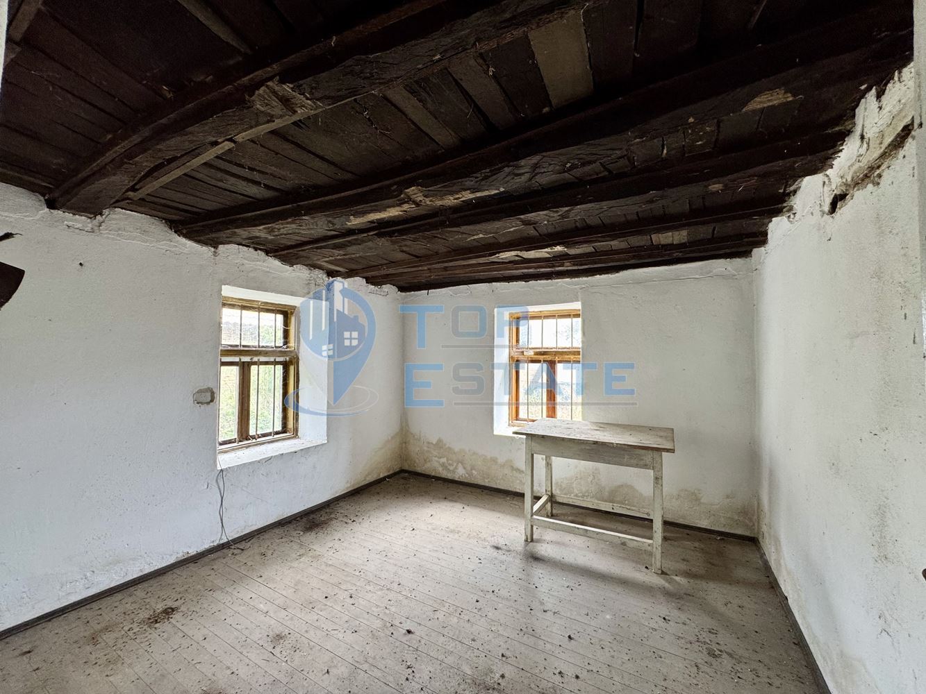 Двуетажна тухлена къща с допълнителни постройки и голям двор в село Караиванца, област Габрово. - 0