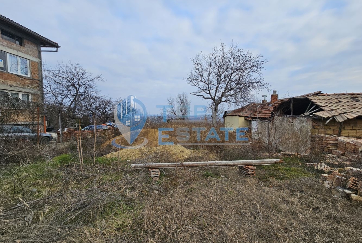 Парцел с панорамна гледка в регулация с ток и вода в град Горна Оряховица - 0