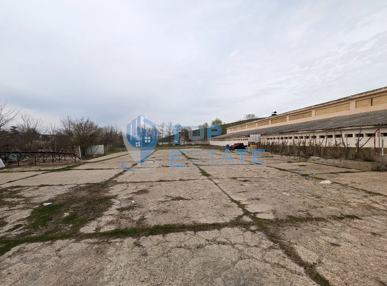 Промишлено помещение за отглеждане на птици в село Присово - 0