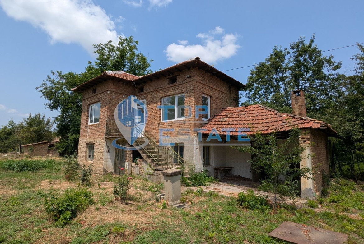 Двуетажна тухлена къща разположена в село Стамболово, община Павликени, област Велико Търново - 0