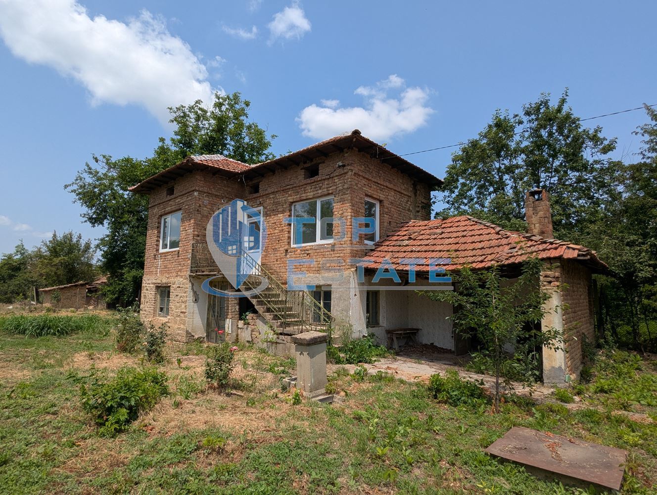 Двуетажна тухлена къща разположена в село Стамболово, община Павликени, област Велико Търново - 0