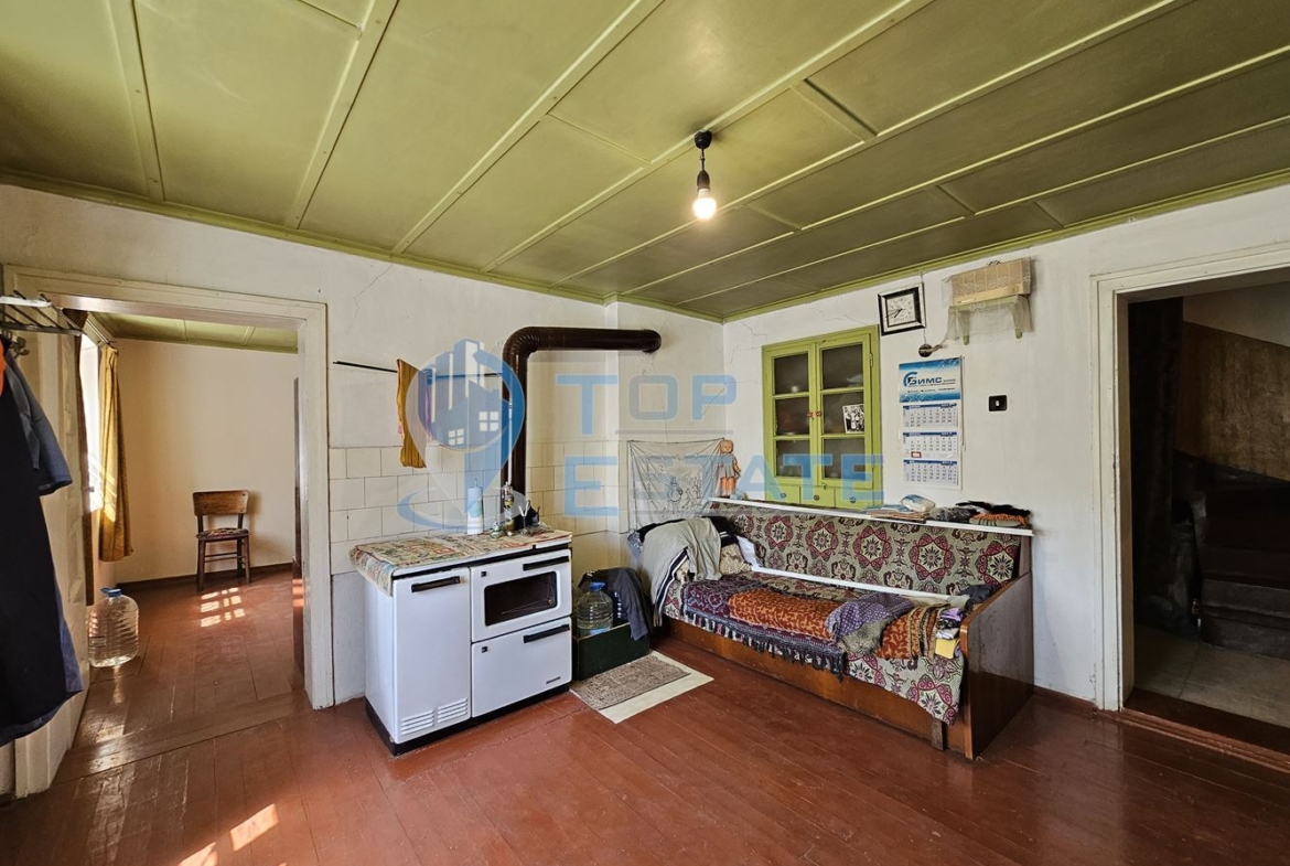 Двуетажна тухлена къща с гараж и голям двор в село Добромирка - 0