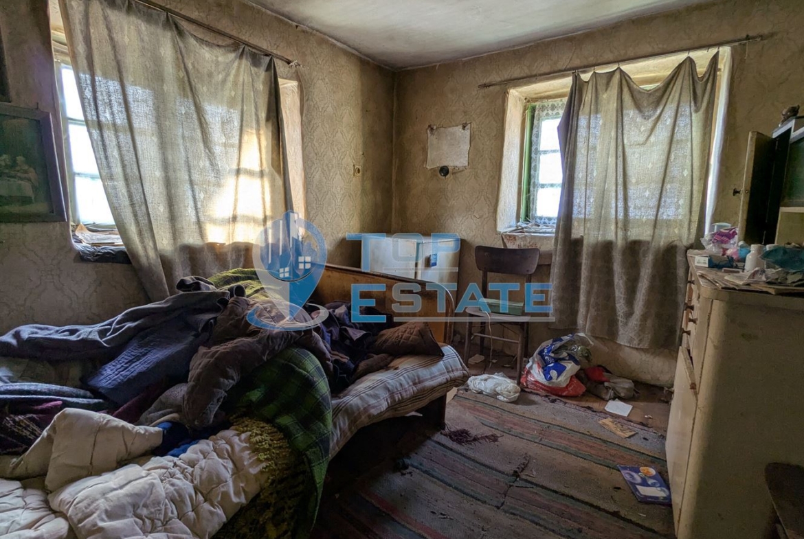 Двуетажна тухлена къща с голям двор в село Копривец, област Русе - 0