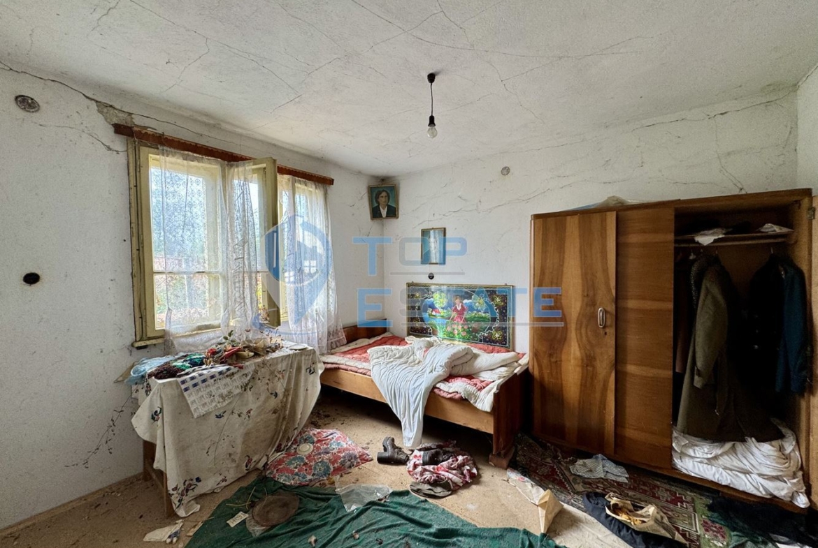 Тухлена къща с голям двор в село Недан, област Велико Търново - 0