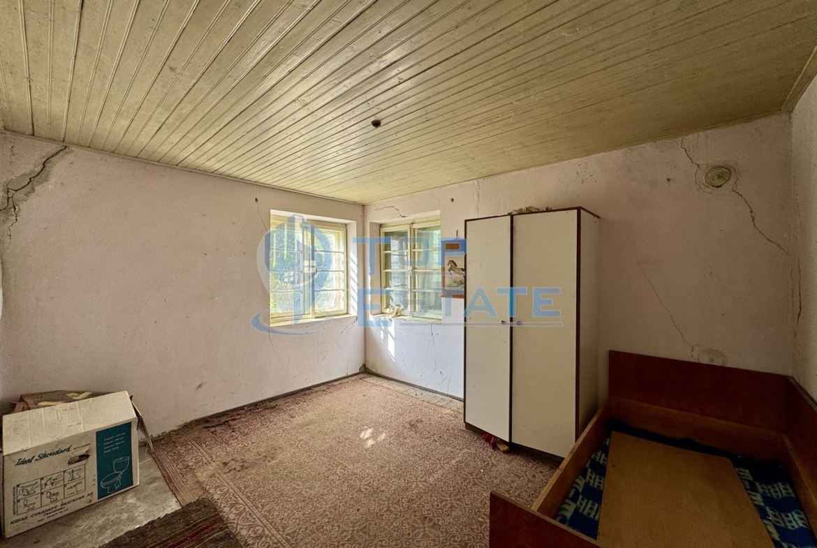 Двуетажна тухлена къща с кладенец и гараж в село Водолей, област Велико Търново - 0