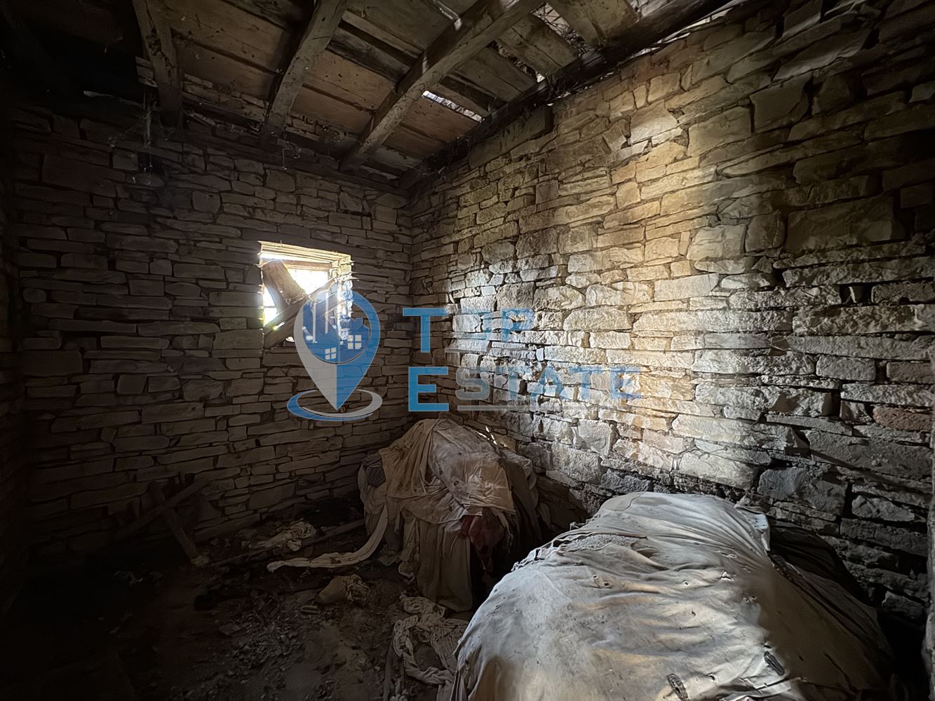 Двуетажна тухлена къща с голям двор в село Патреш, област Велико Търново - 0