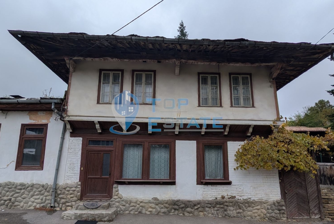 Двуетажна автентична къща с голям двор в село Лесичарка - 0