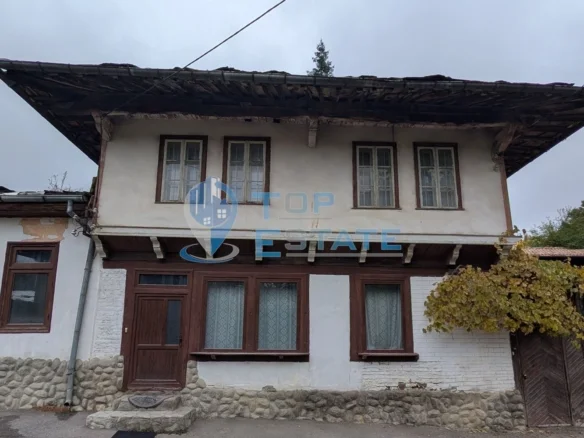 Двуетажна автентична къща с голям двор в село Лесичарка - 0