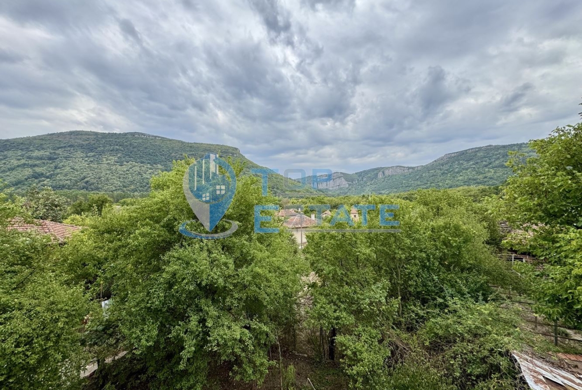 Голяма двуетажна тухлена къща в село Янтра, област Габрово. - 0