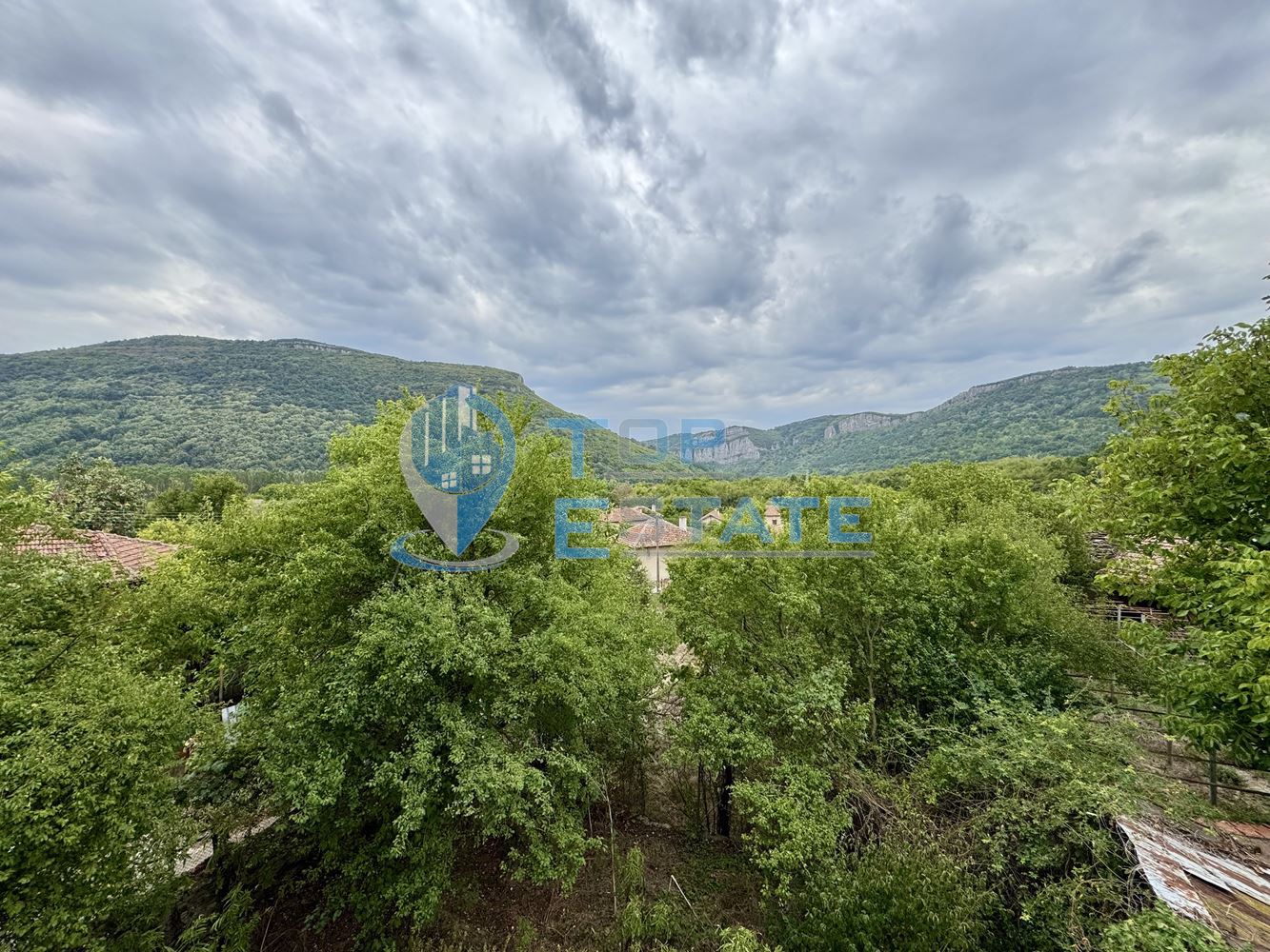 Голяма двуетажна тухлена къща в село Янтра, област Габрово. - 0