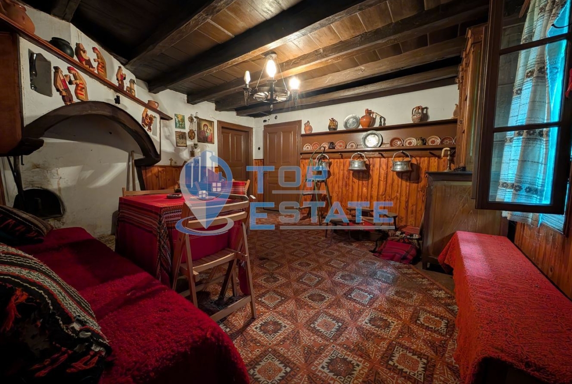 Двуетажна автентична къща с голям двор в село Лесичарка - 0