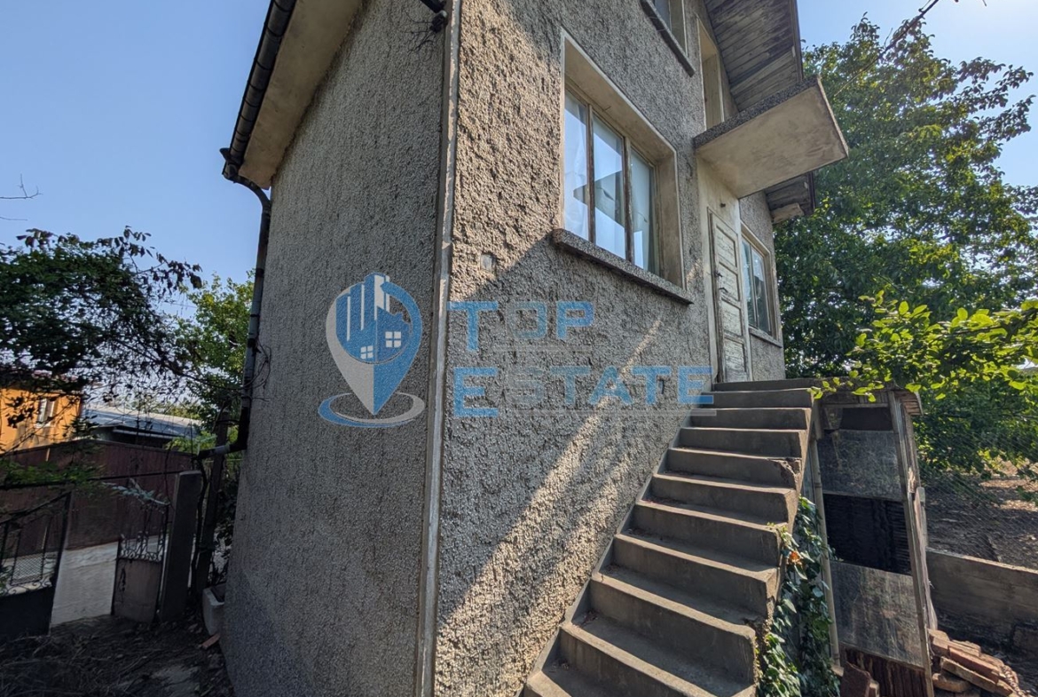 Двуетажна масивна вила в местност Арбанашко бърдо - 0