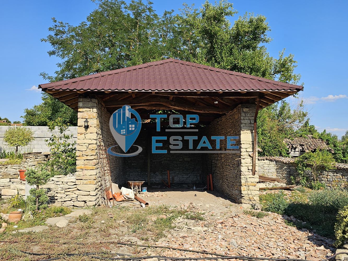 Двуетажна къща на груб строеж с втора къща и басейн с панорама в село Леденик - 0