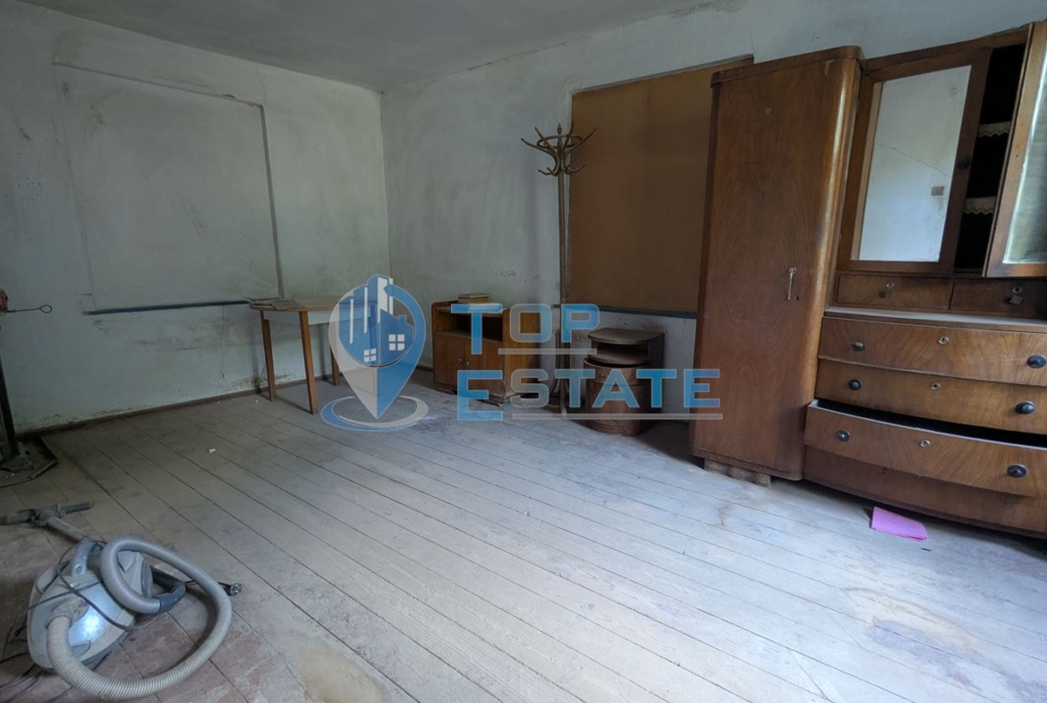 Двуетажна тухлена къща с голям двор в село Поликраище, област Велико Търново - 0