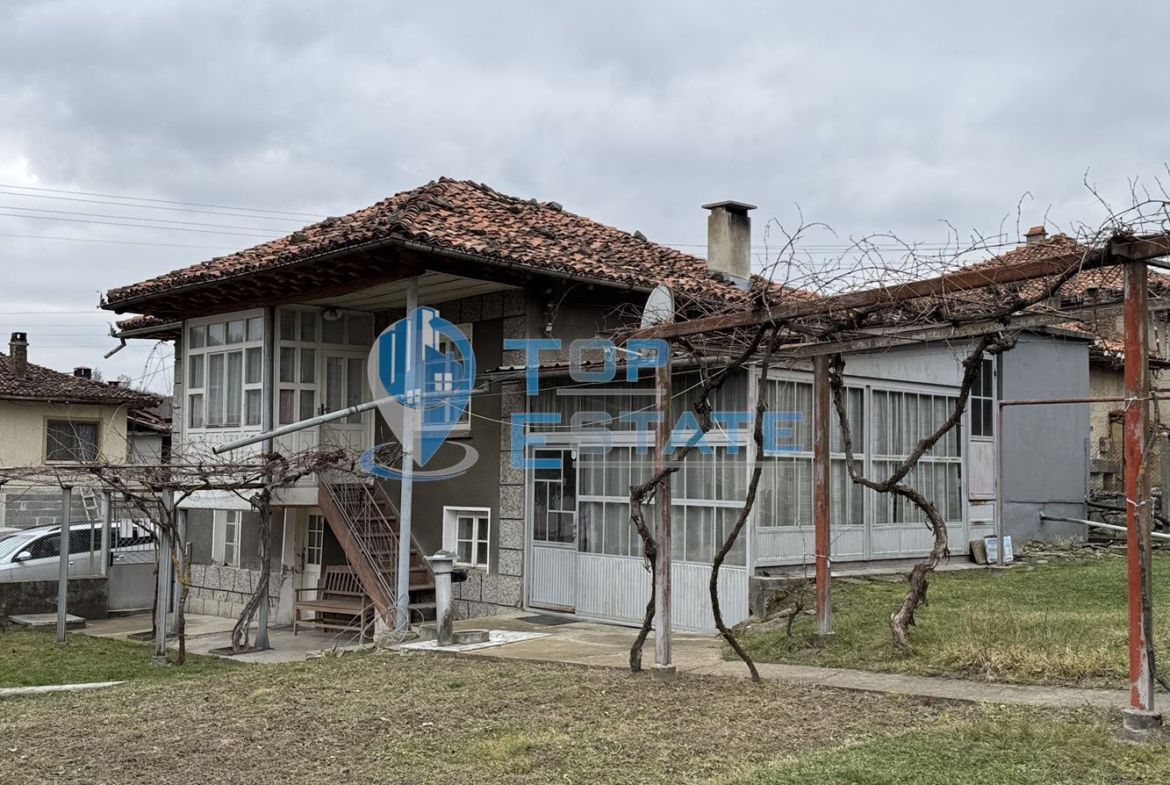 Двуетажна тухлена къща с гараж в с. Константин, област Велико Търново - 0