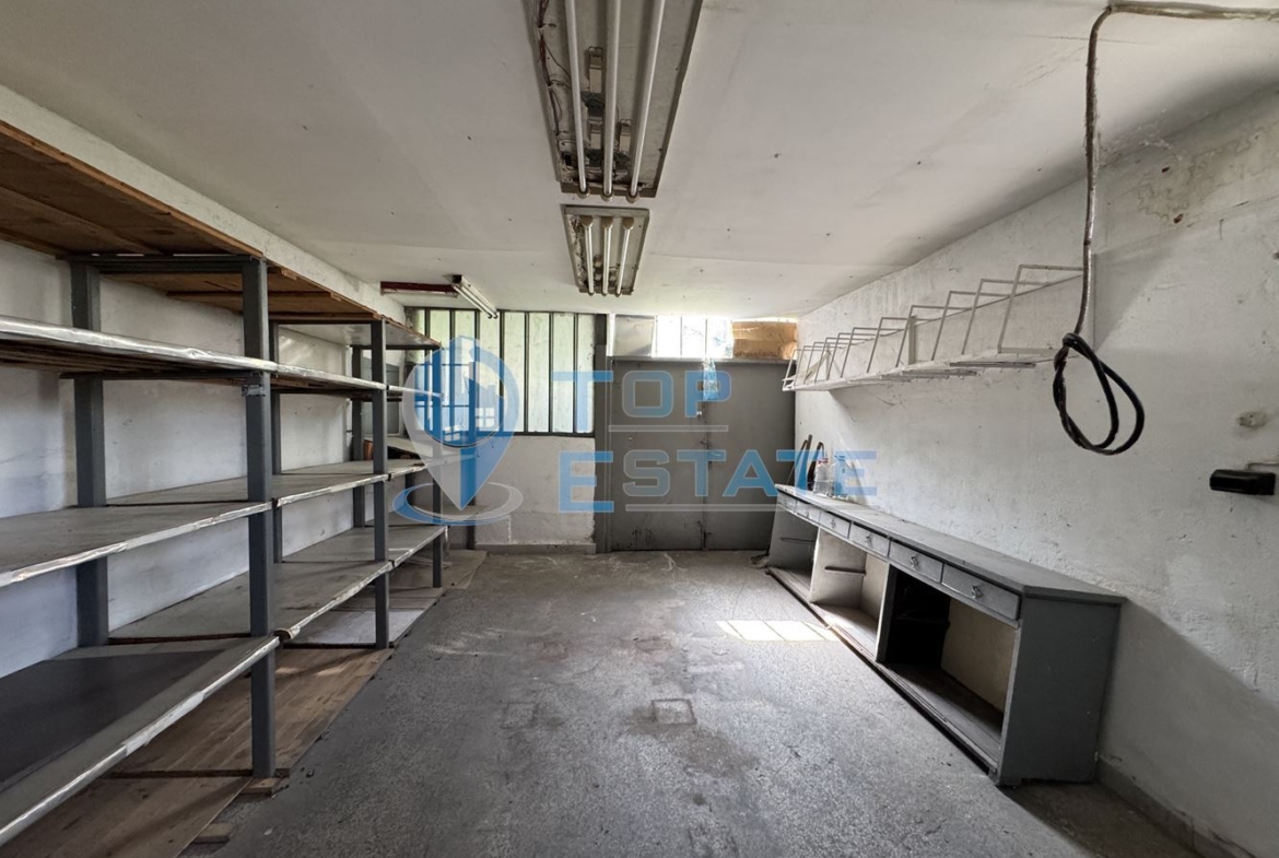 Двуетажна сграда подходяща за развитие на бизнес в центъра на град Павликени, област Велико Търново - 0