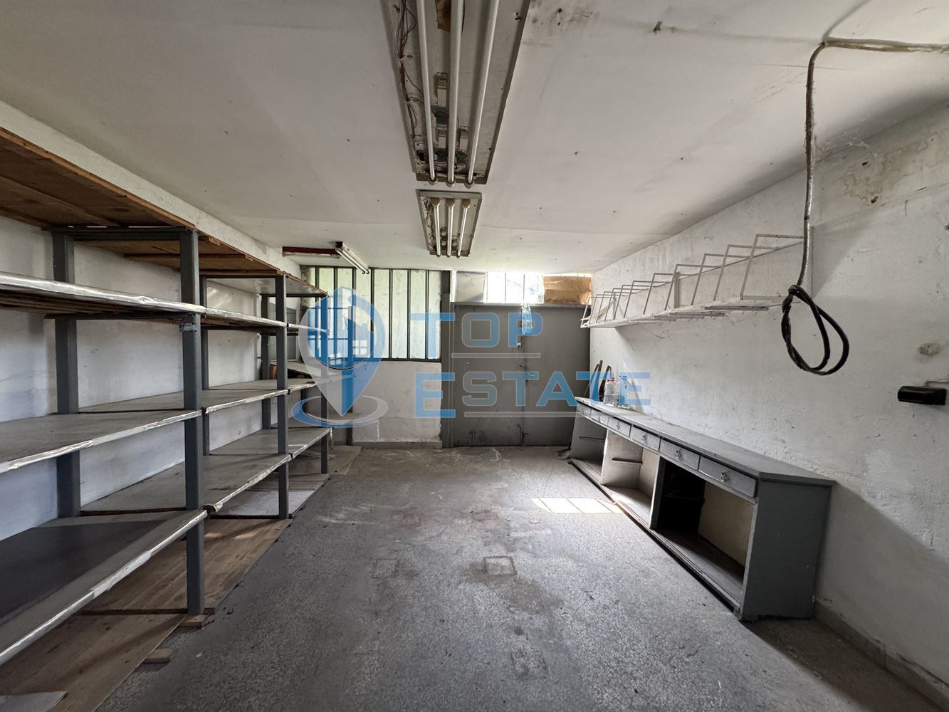 Двуетажна сграда подходяща за развитие на бизнес в центъра на град Павликени, област Велико Търново - 0