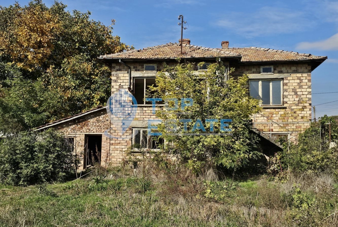 Масивна тухлена двуетажна къща с голям двор в село Драгомирово, община Свищов - 0