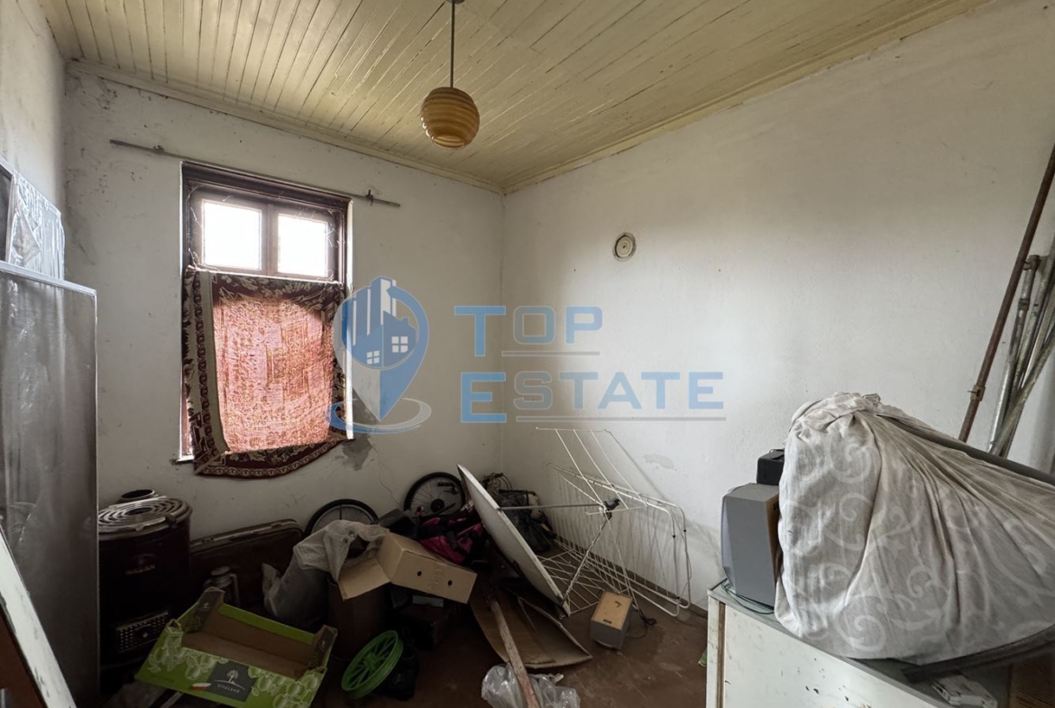 Двуетажна тухлена къща с кладенец в село Ресен, област Велико Търново - 0