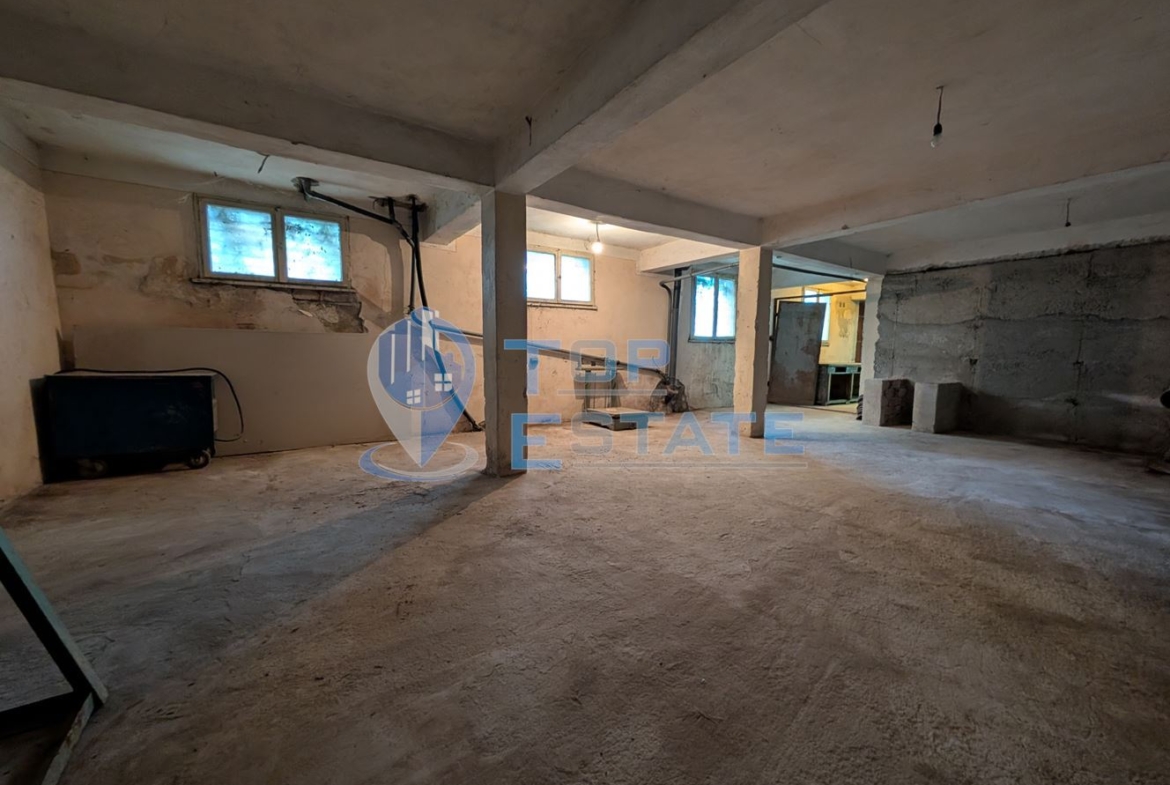 Търговска сграда в центъра на село Самоводене - 0