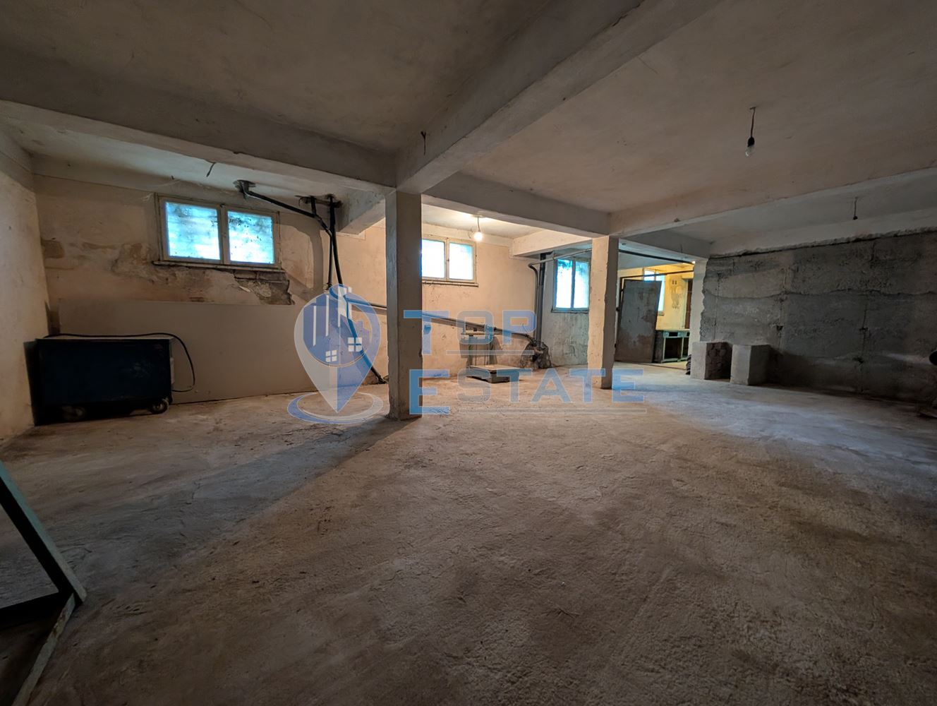 Търговска сграда в центъра на село Самоводене - 0