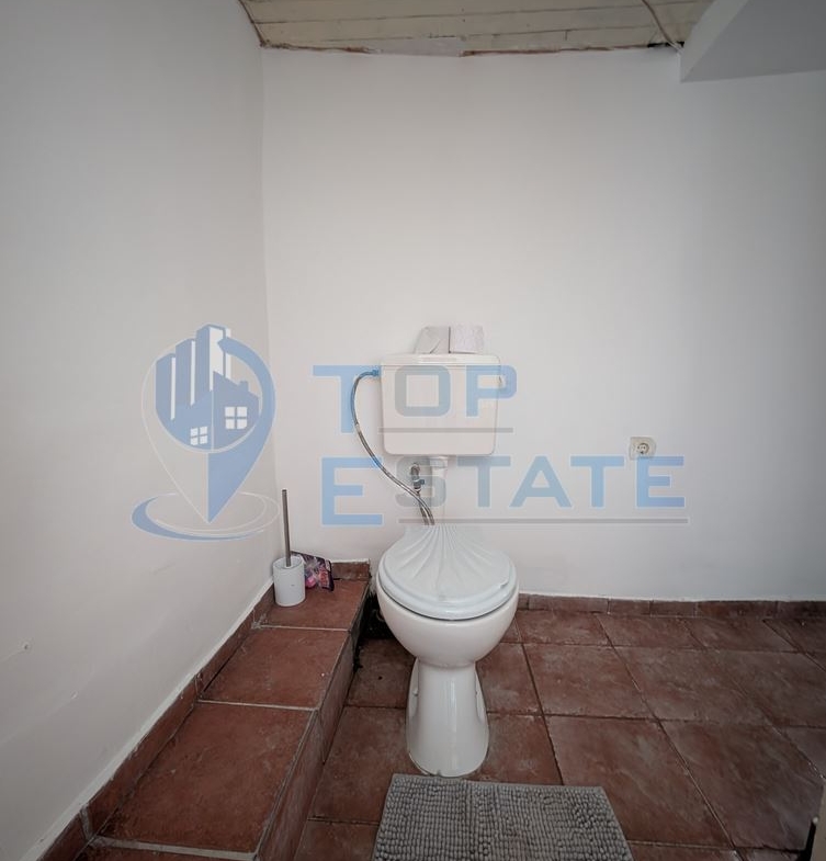 Двуетажна къща с голям двор и кладенец в село Ресен - 0