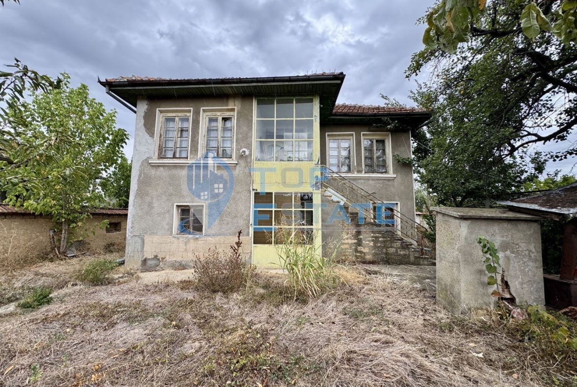 Двуетажна къща с кладенец и голям двор в село Ресен, област Велико Търново - 0