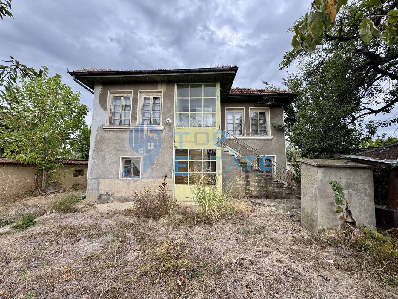 Двуетажна къща с кладенец и голям двор в село Ресен, област Велико Търново - 0