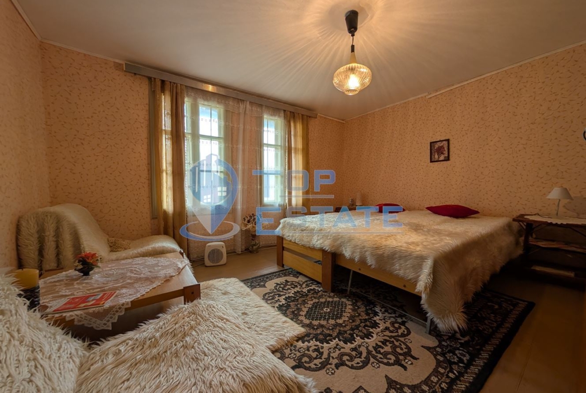 Двуетажна автентична къща с голям двор в село Лесичарка - 0