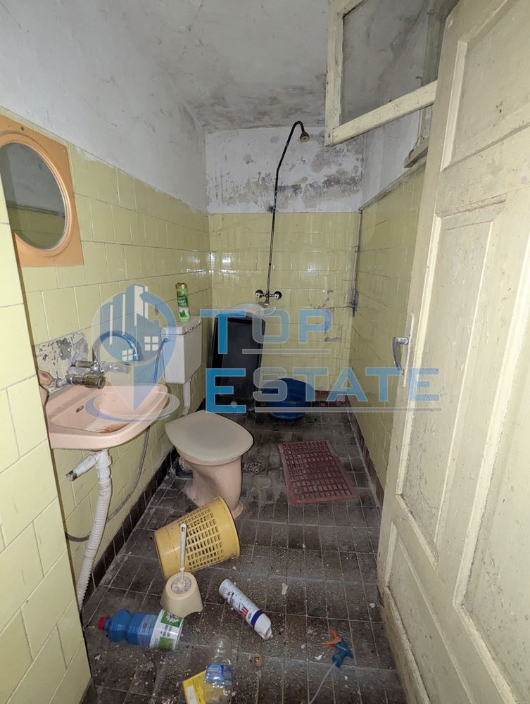 Тухлена къща на тиха и спокойна улица в село Поликраище, област Велико Търново - 0