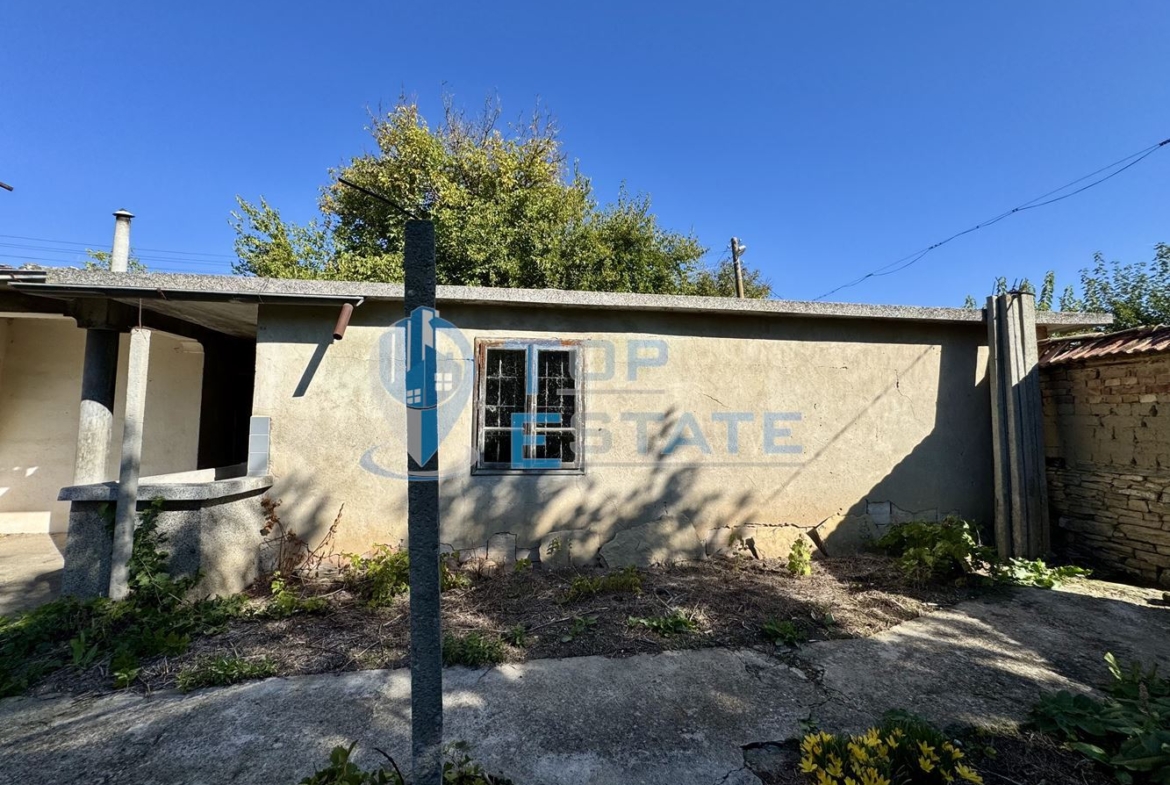 Двуетажна тухлена къща с кладенец и гараж в село Водолей, област Велико Търново - 0