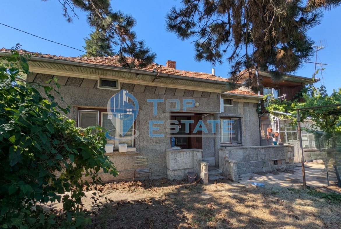 Тухлена къща на тиха и спокойна улица в село Поликраище, област Велико Търново - 0