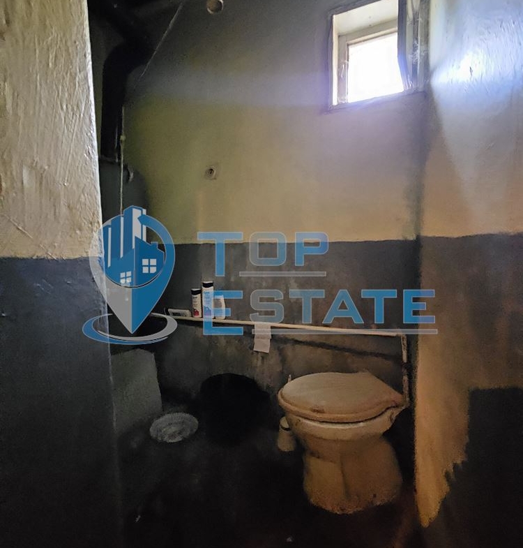 Масивна двуетажна къща с голям двор и гараж в село Караисен - 0