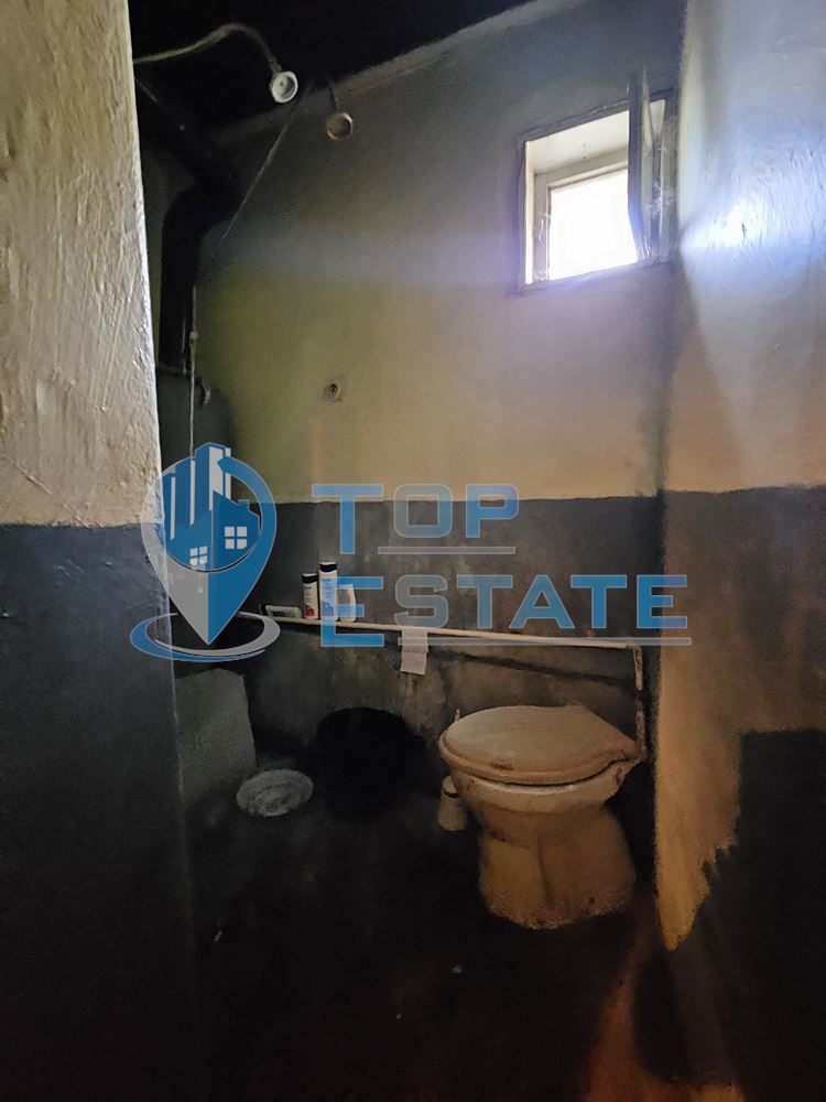 Масивна двуетажна къща с голям двор и гараж в село Караисен - 0