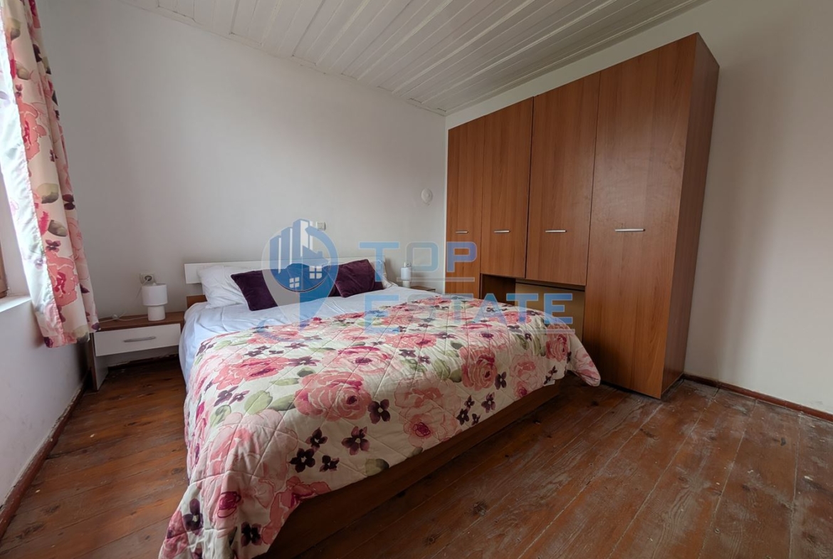 Двуетажна къща с голям двор и кладенец в село Ресен - 0