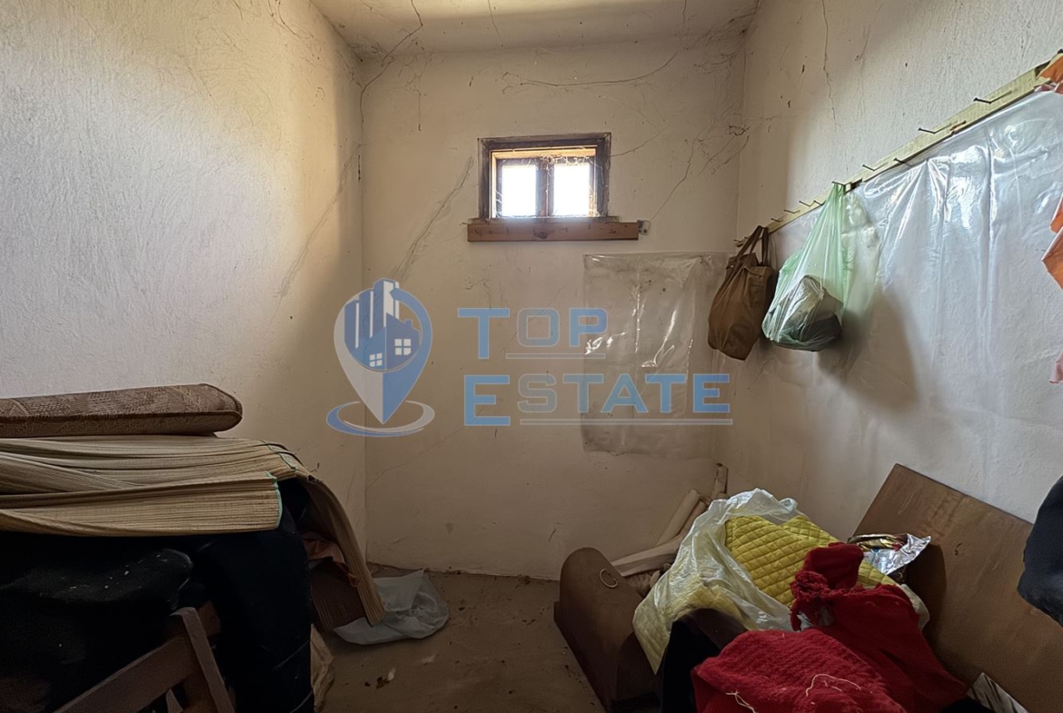 Тухлена къща с кладенец в с. Козаревец, област Велико Търново - 0