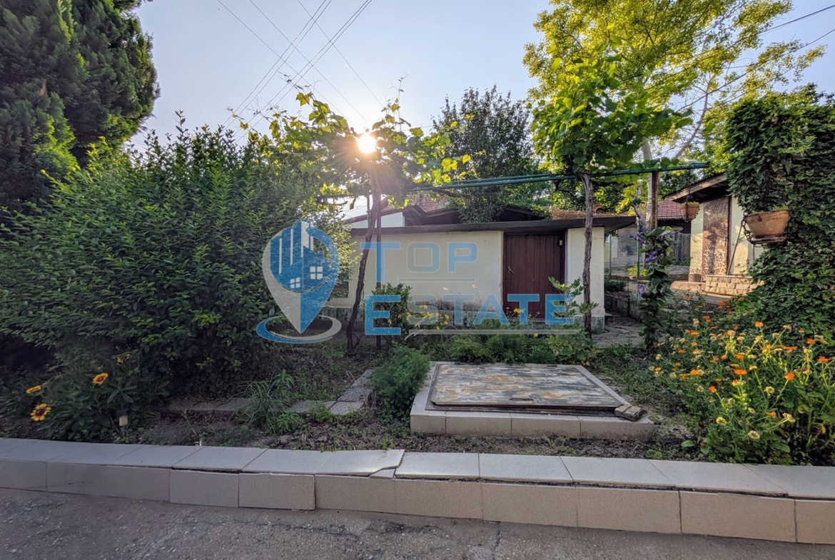 Едноетажна къща с множество стопански постройки и голям двор в село Хаджидимитрово - 0