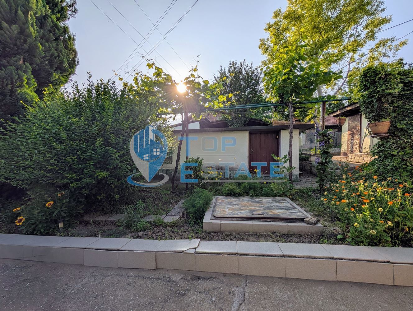 Едноетажна къща с множество стопански постройки и голям двор в село Хаджидимитрово - 0