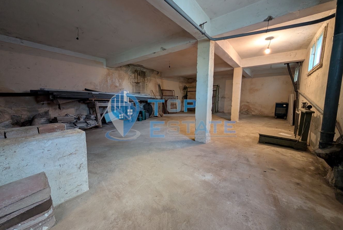 Търговска сграда в центъра на село Самоводене - 0