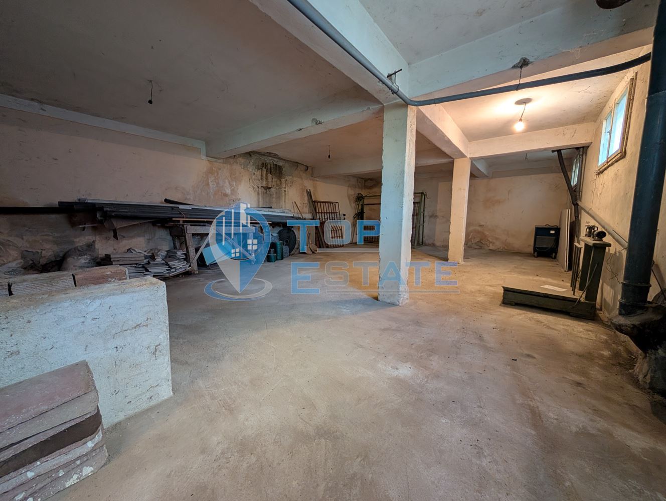 Търговска сграда в центъра на село Самоводене - 0