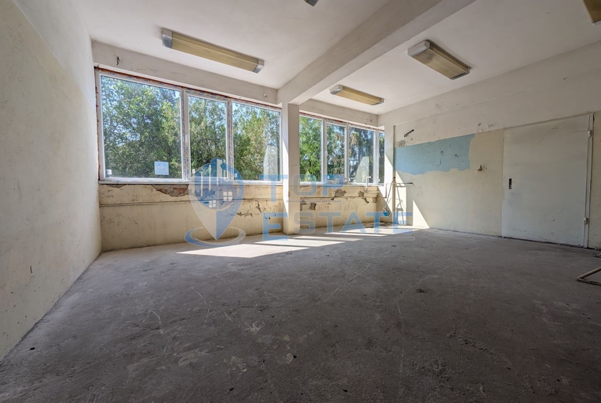 Търговска сграда в центъра на село Самоводене - 0