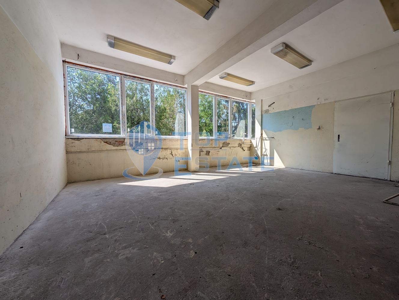 Търговска сграда в центъра на село Самоводене - 0